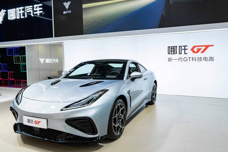 深圳267哪吒汽车在智能汽车领域的表现，领途汽车在新能源汽车市场中的影响力